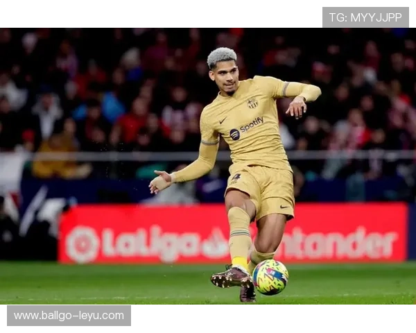 乌拉圭中后卫阿劳霍：从后防核心到职场启示，他的故事为何令人感动？