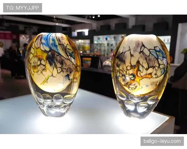 斯托克城红白陶器焕新升级，传统工艺与现代创新融合引热议