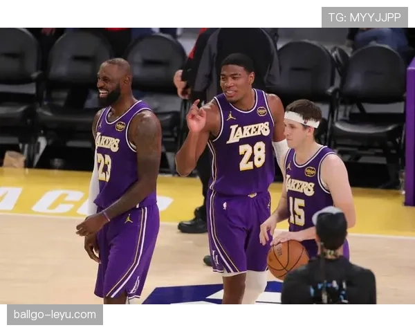 勒布朗利用挡拆拉开空间助攻詹姆斯投篮效率提升