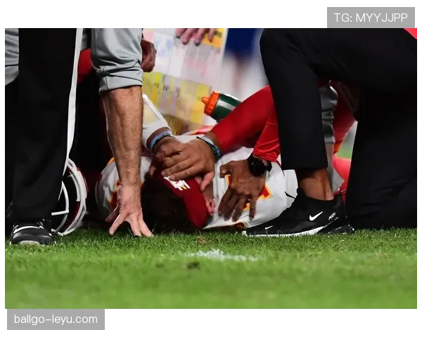 托尼娅·哈丁，赛场上那股狠劲下场拎着塑料袋逛街，这反差把我笑懵了