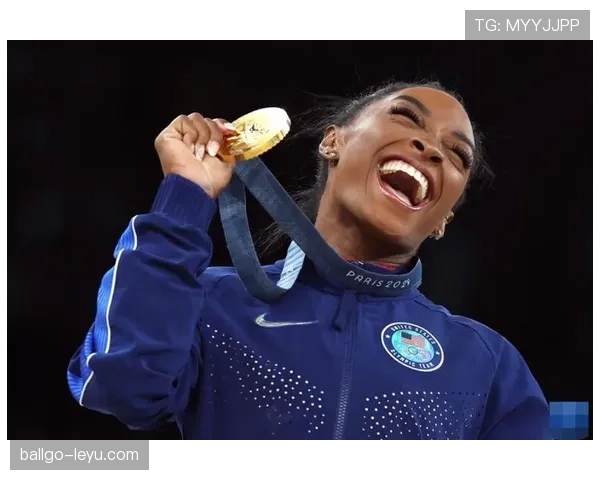 西蒙·拜尔斯随手一张生活照就把我打回凡人，这差距也太扎心了